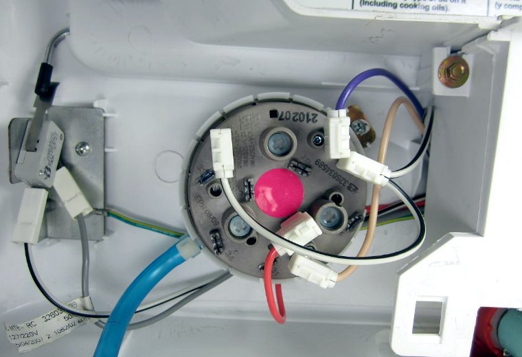 Замена датчика воды в стиральной машине Clatronic